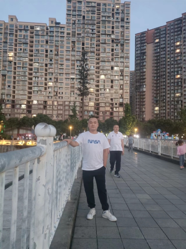 寂寞的男人的第一张照片--福清相亲服务中心