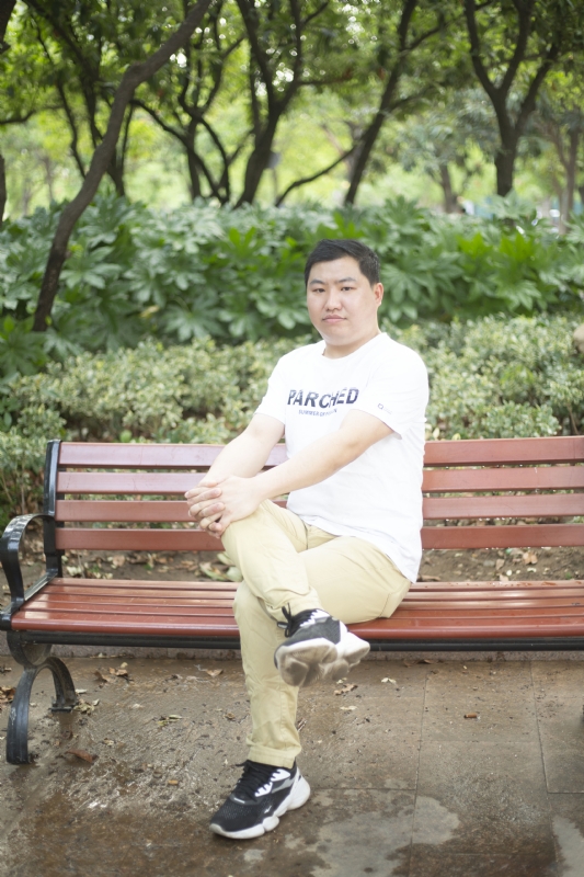 抱着鱼睡觉的猫的第一张照片--福清相亲服务中心