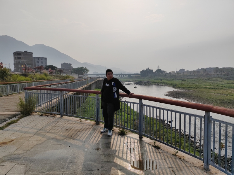 笑看蓝天的第一张照片--福清相亲服务中心